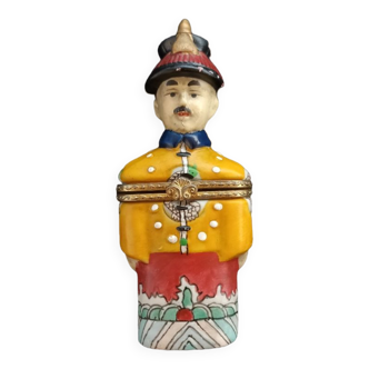 Chinese porcelain snuff bottle