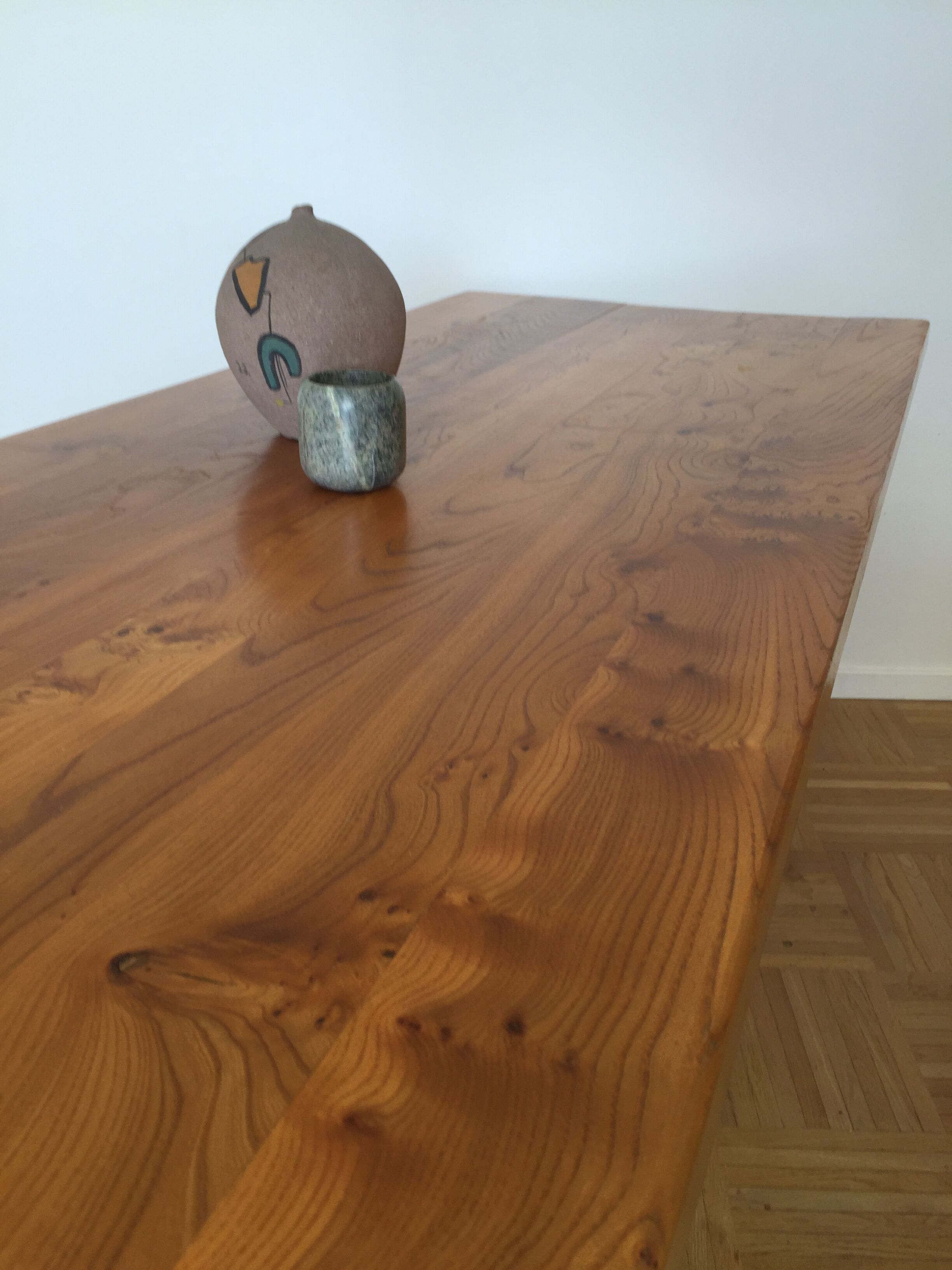 Table repas en orme massif de Charlotte Perriand pour "Les Arcs"