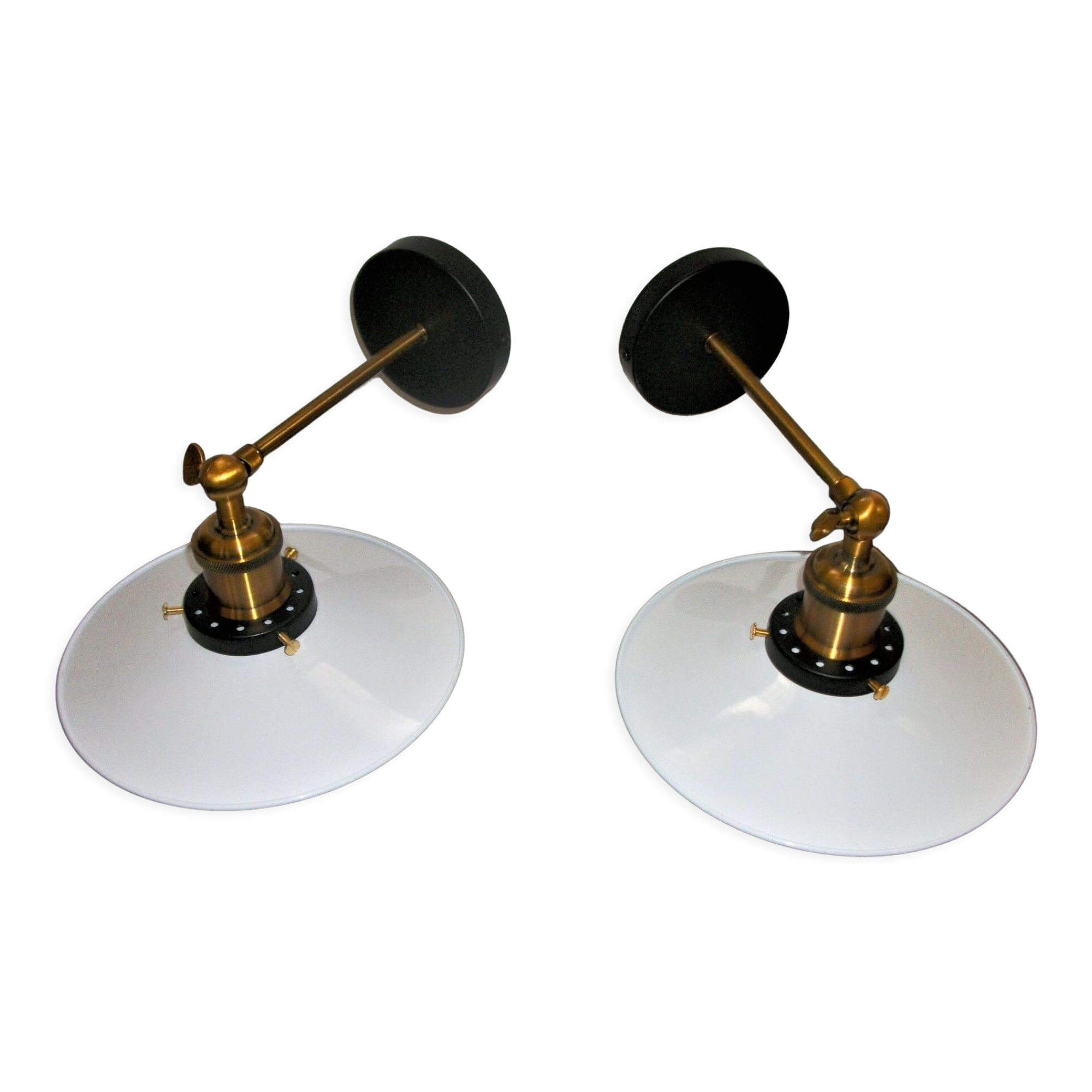 Pair of metal wall lamps in black and white color