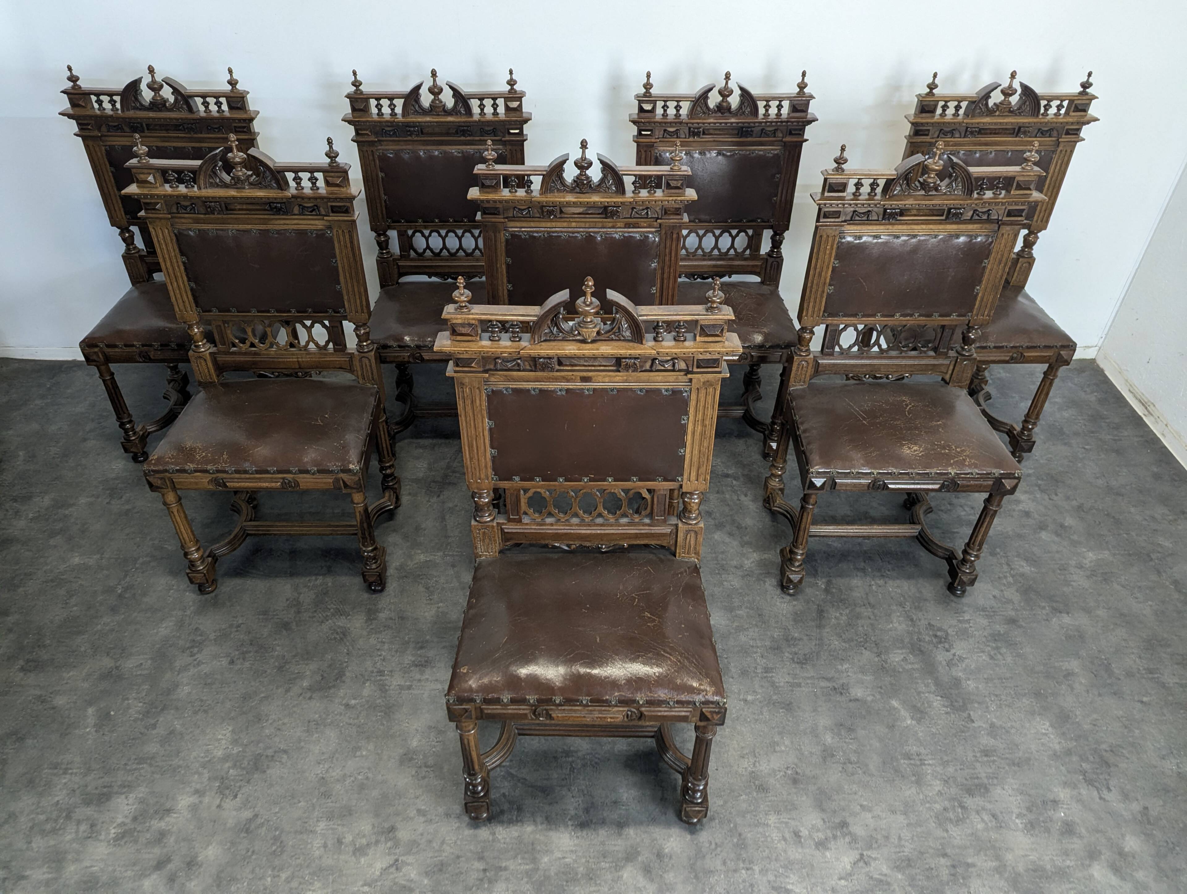 8 Renaissance-style chairs in solid walnut