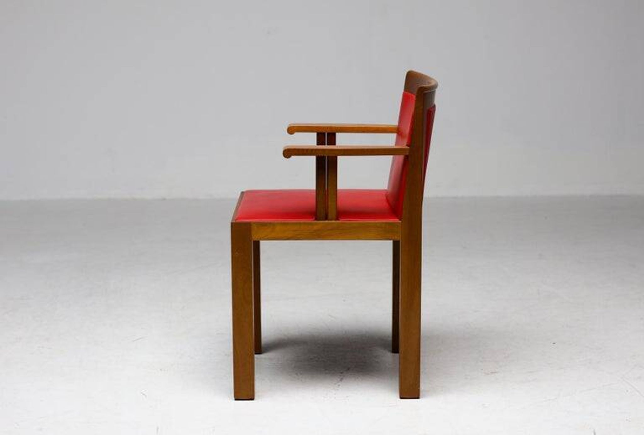 A masterpiece of Italian modernism: eleven Aldo Rossi red Teatro arm chairs