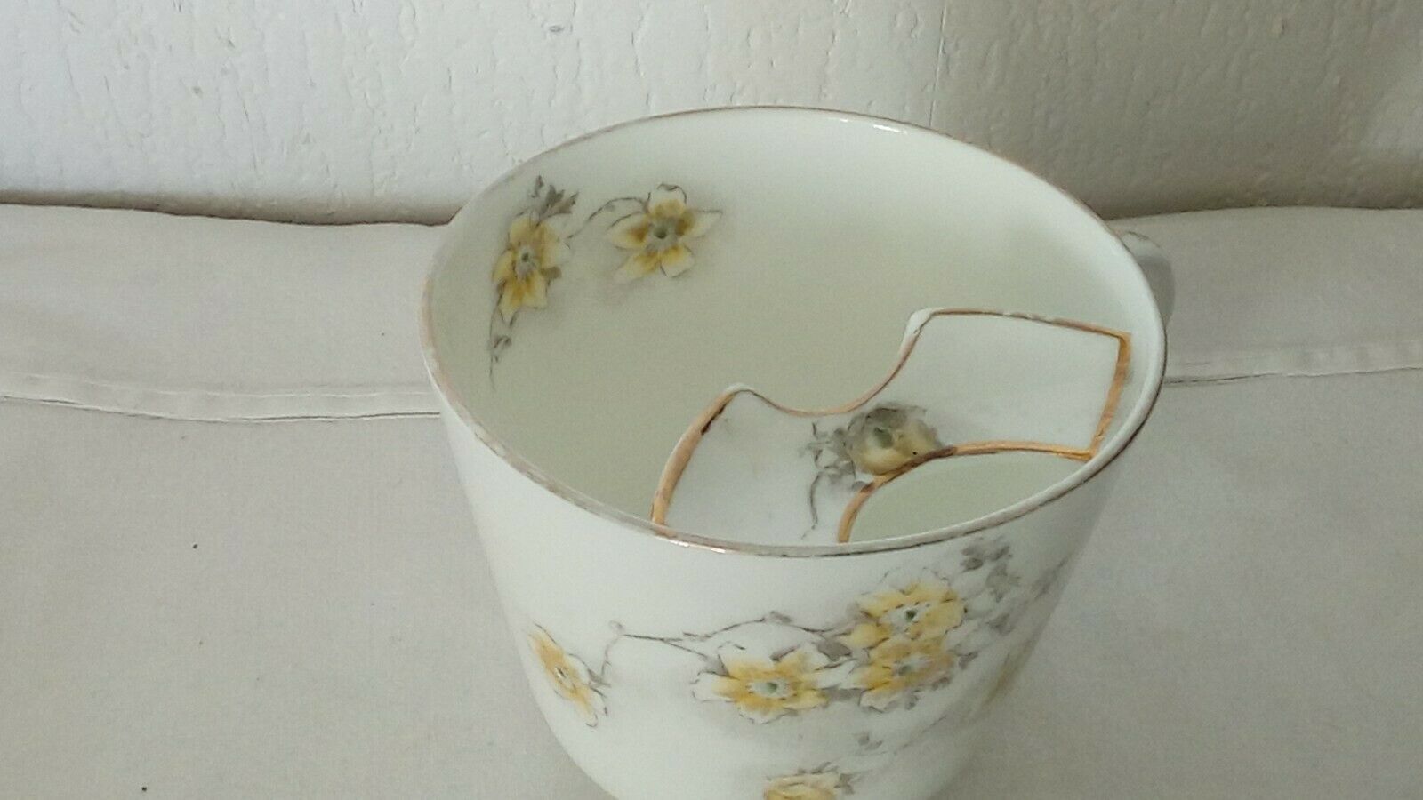 Cup with a mustache in fine porcelain fine 19 eme
