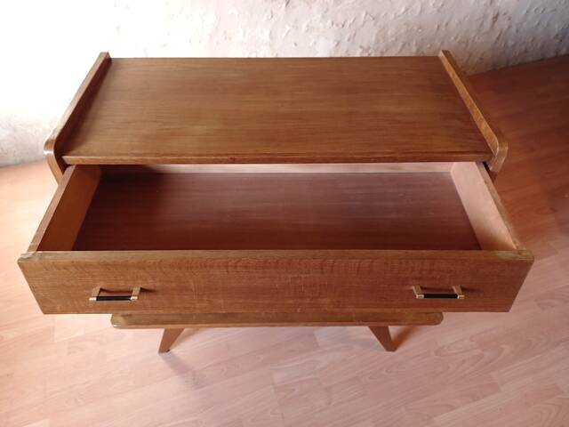 Vintage slanted commode with tapered legs from the 1960s in golden oak.