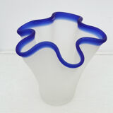 Vase mouchoir verre sablé bords bleus