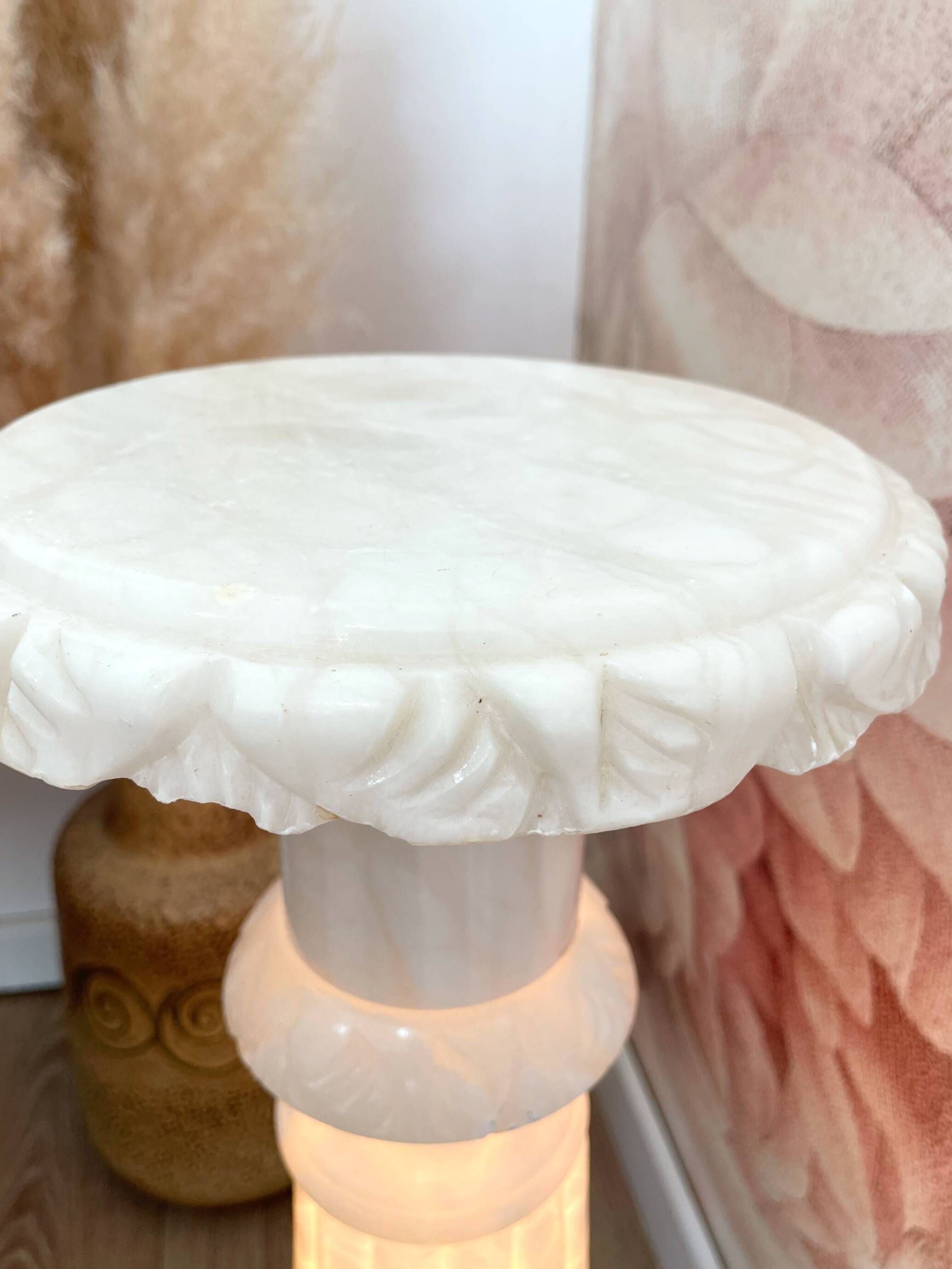 Lampe colonne en albâtre sculpté - années 1960/1970