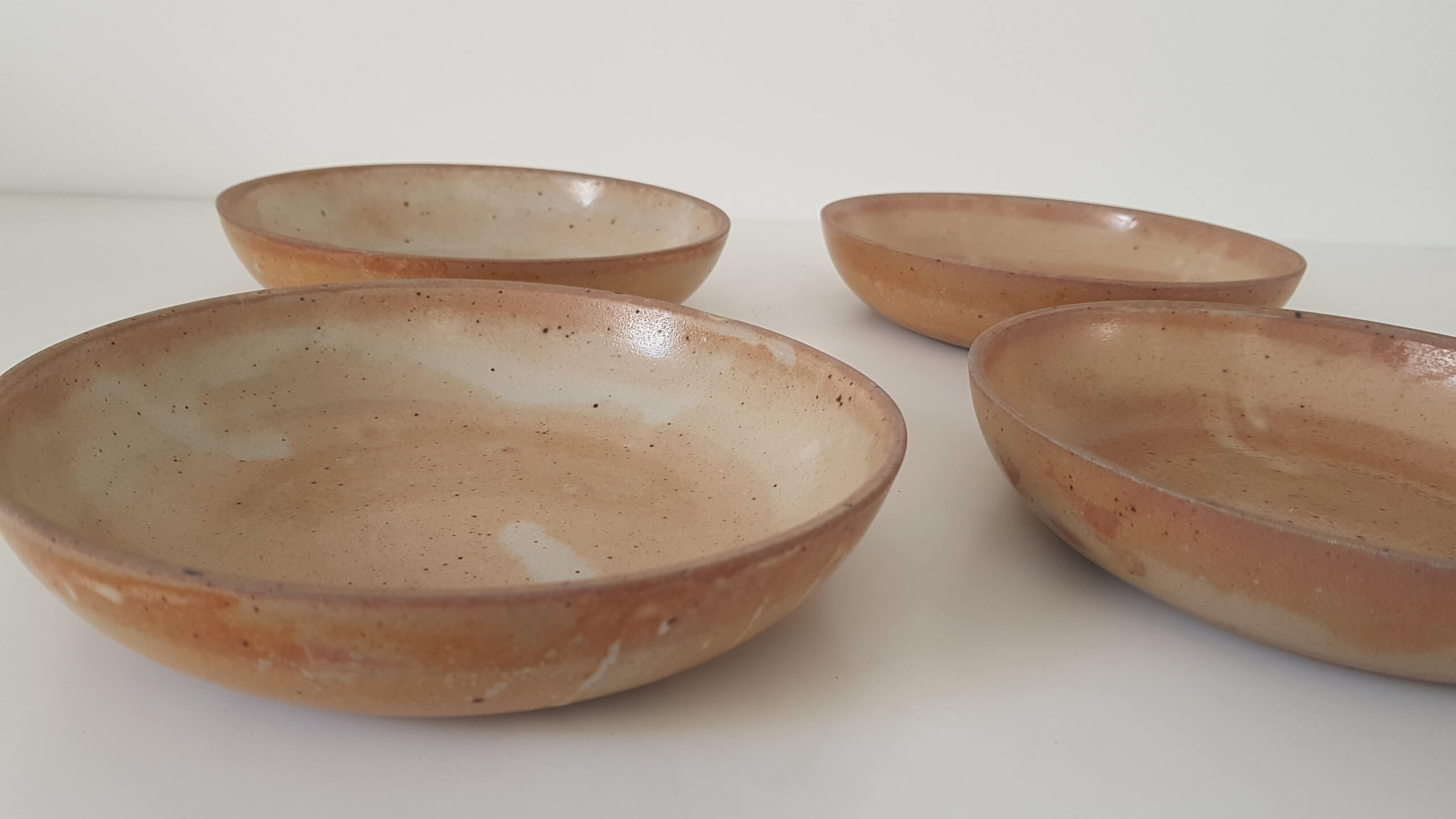 Hollow plates in artisanal terracotta