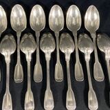 12 petites cuillères en métal argenté modèle filet de style Louis XV