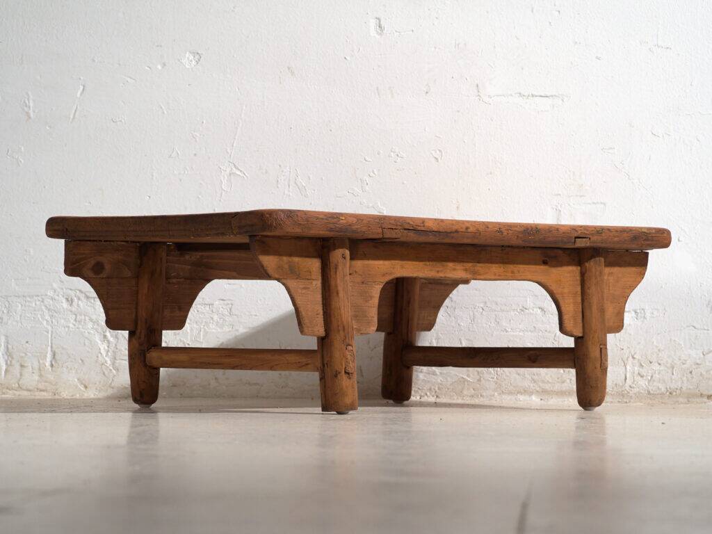Table basse ancienne en bois de pin – Chine, circa 1930