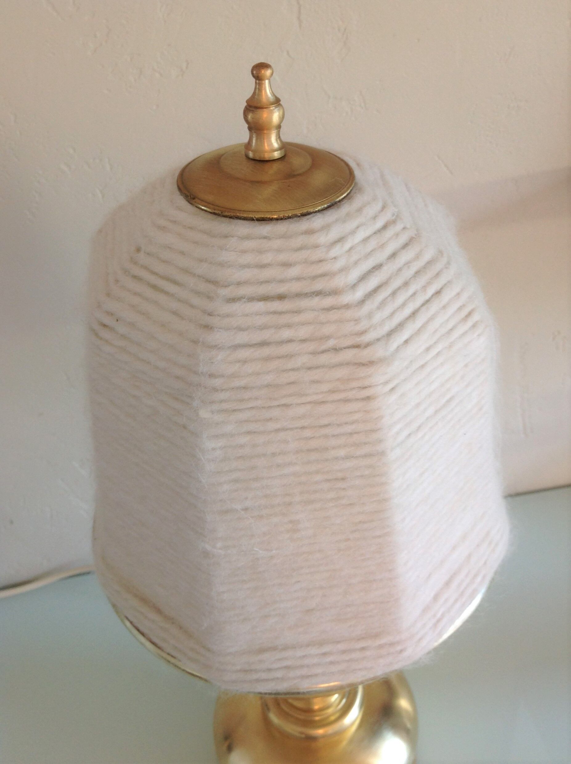 Lampe en laiton brossé et abat jour en laine  ecru  vintage années 70