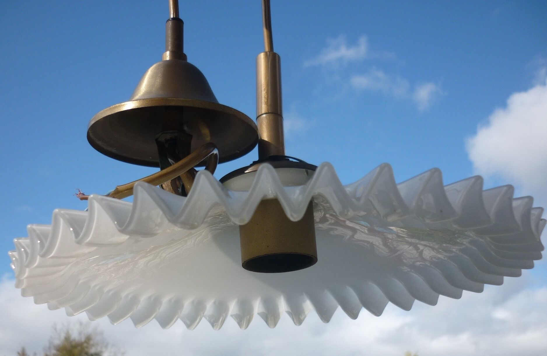 Hanging undulating opaline blinds