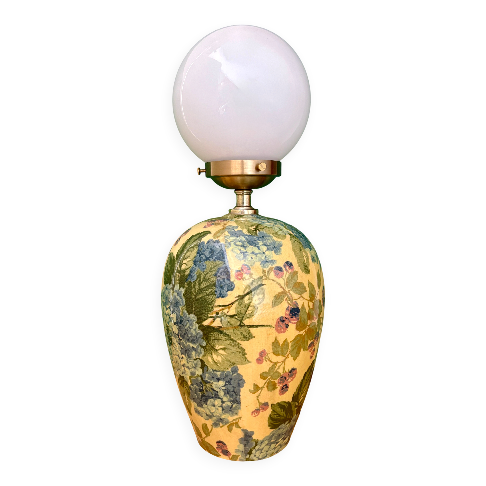 Vintage table lamp with floral decorations and white opaline.