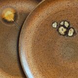 Quatre assiettes de potier en grès émaillé vintages