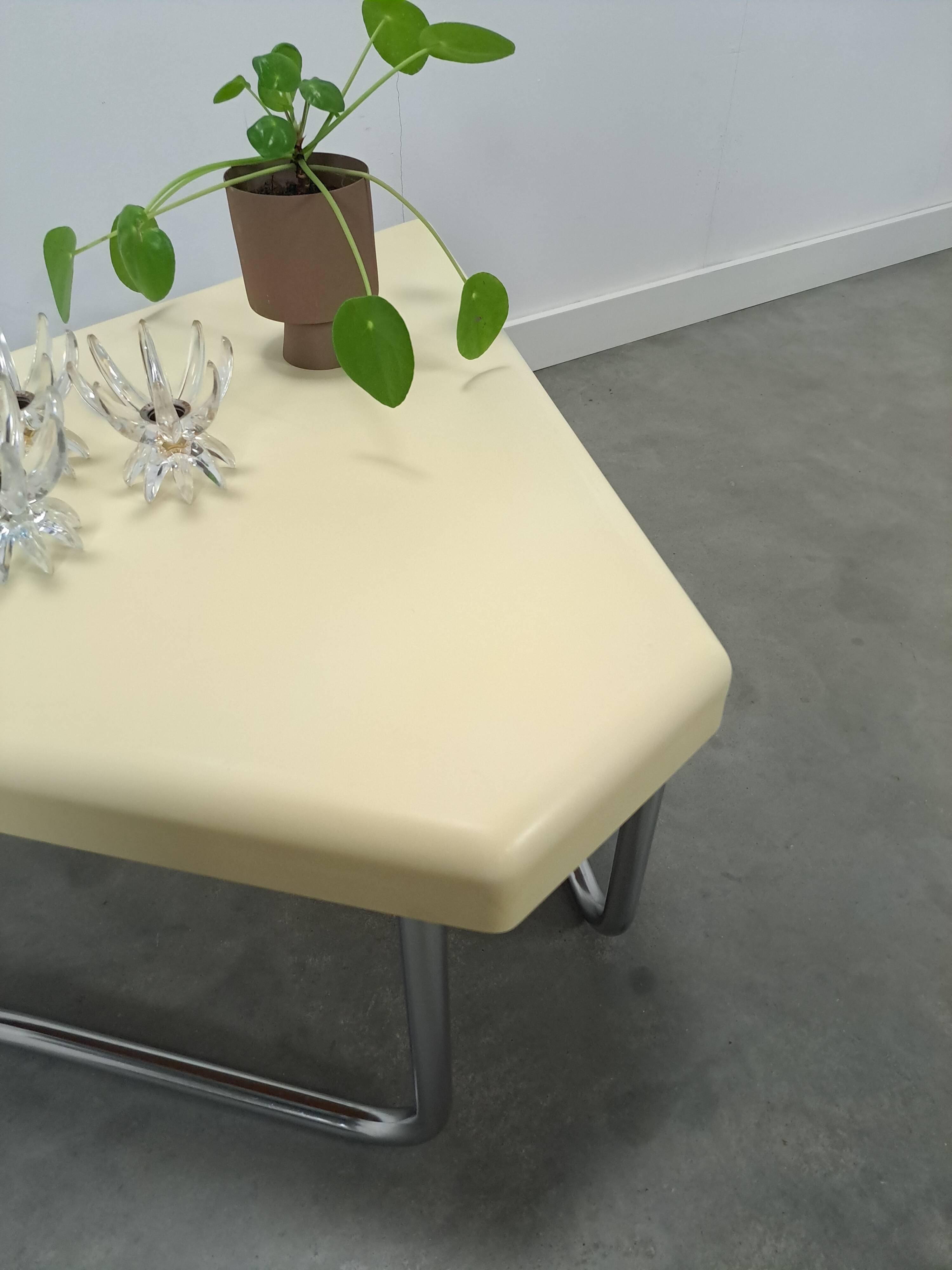 Table en plastique triangulaire de l'ère spatiale avec des pieds en tube chromé.