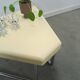 Table en plastique triangulaire de l'ère spatiale avec des pieds en tube chromé.