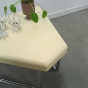 Space age driehoek kunststof tafel met chromen buisframe poten