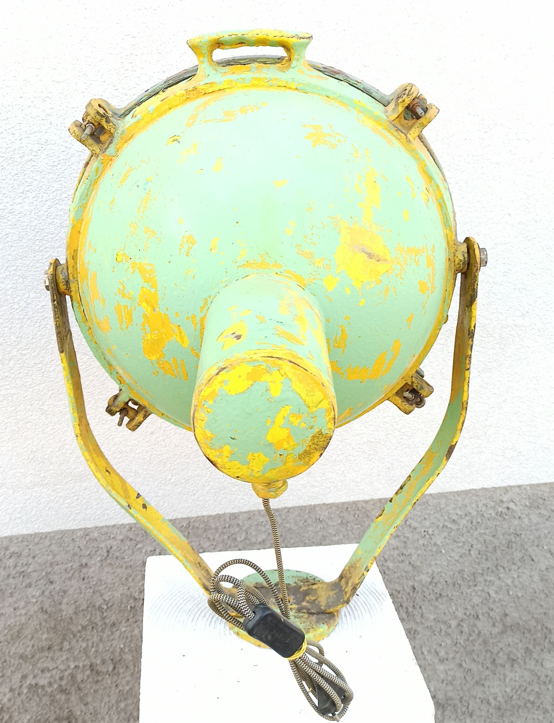 Ancienne lampe projecteur de bateau