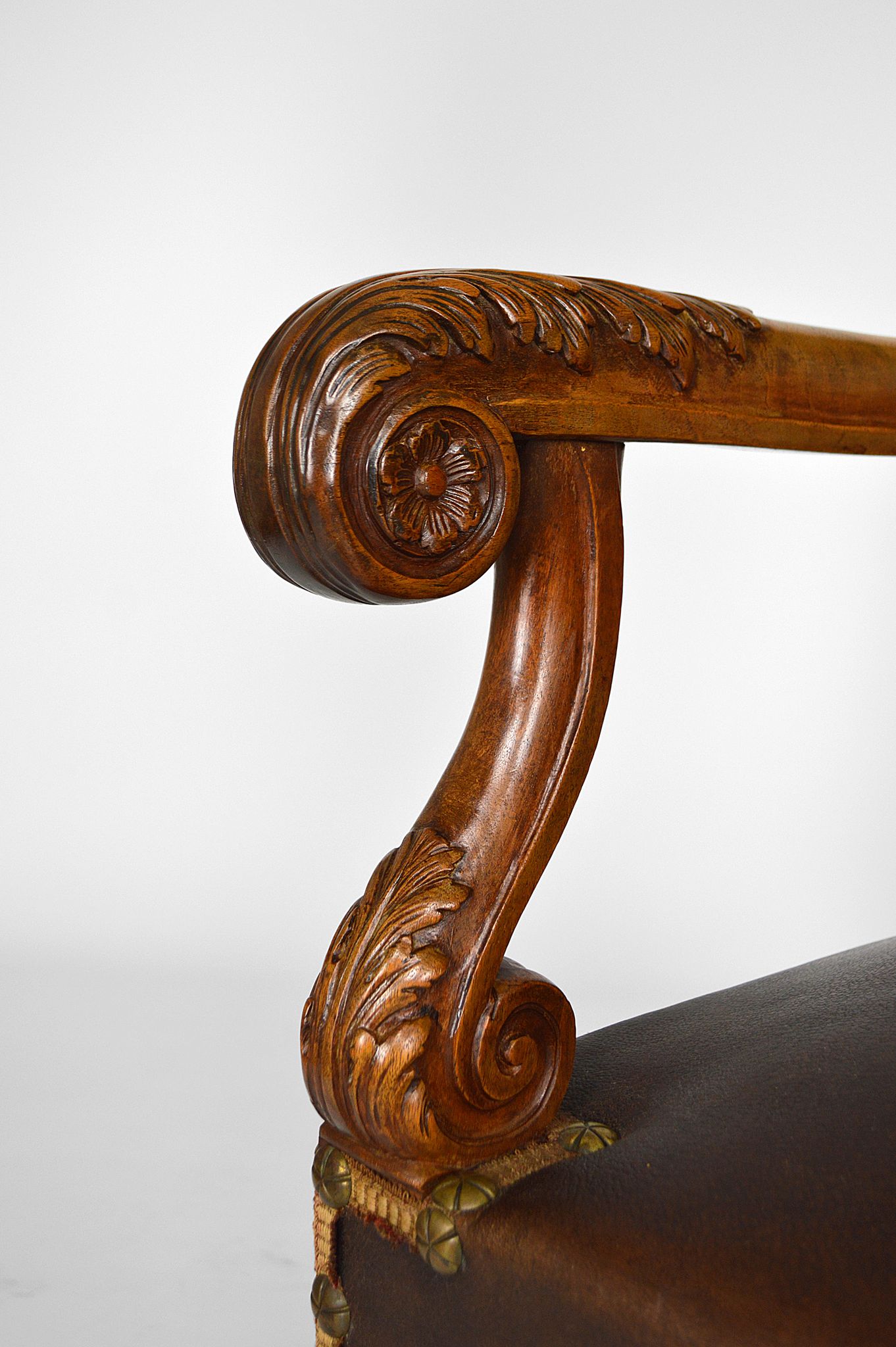 Fauteuil de bureau Louis XIII en cuir et noyer sculpté vers 1860