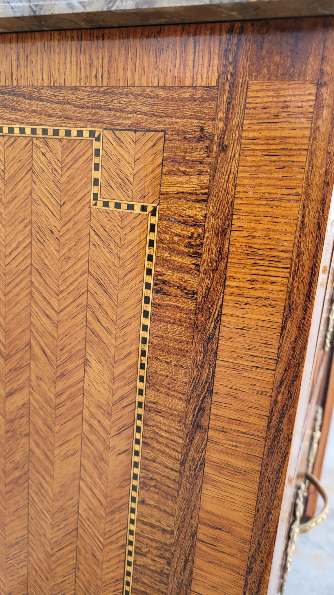 Commode sauteuse Louis XVI en marqueterie 19ème
