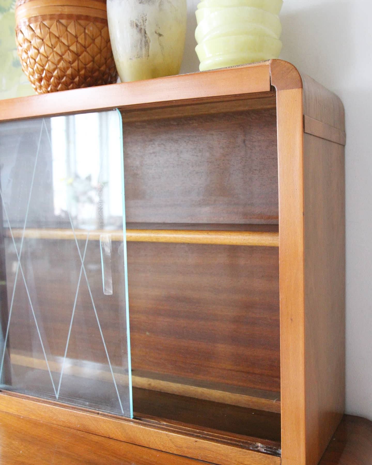 Art deco curvy cabinet