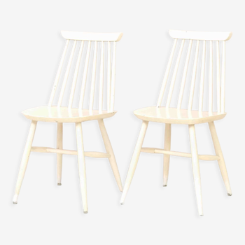 Deux chaises 'Pinstolar' en bois peint en blanc