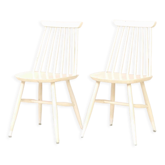 Deux chaises 'Pinstolar' en bois peint en blanc