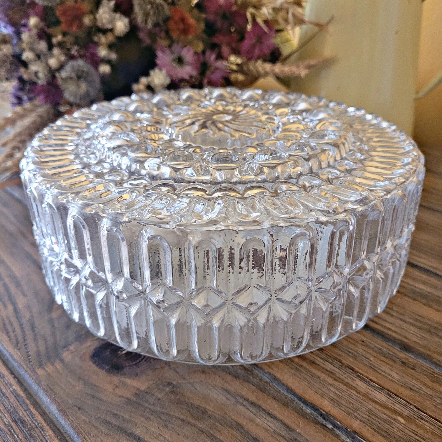 Ceiling lamp in molded glass