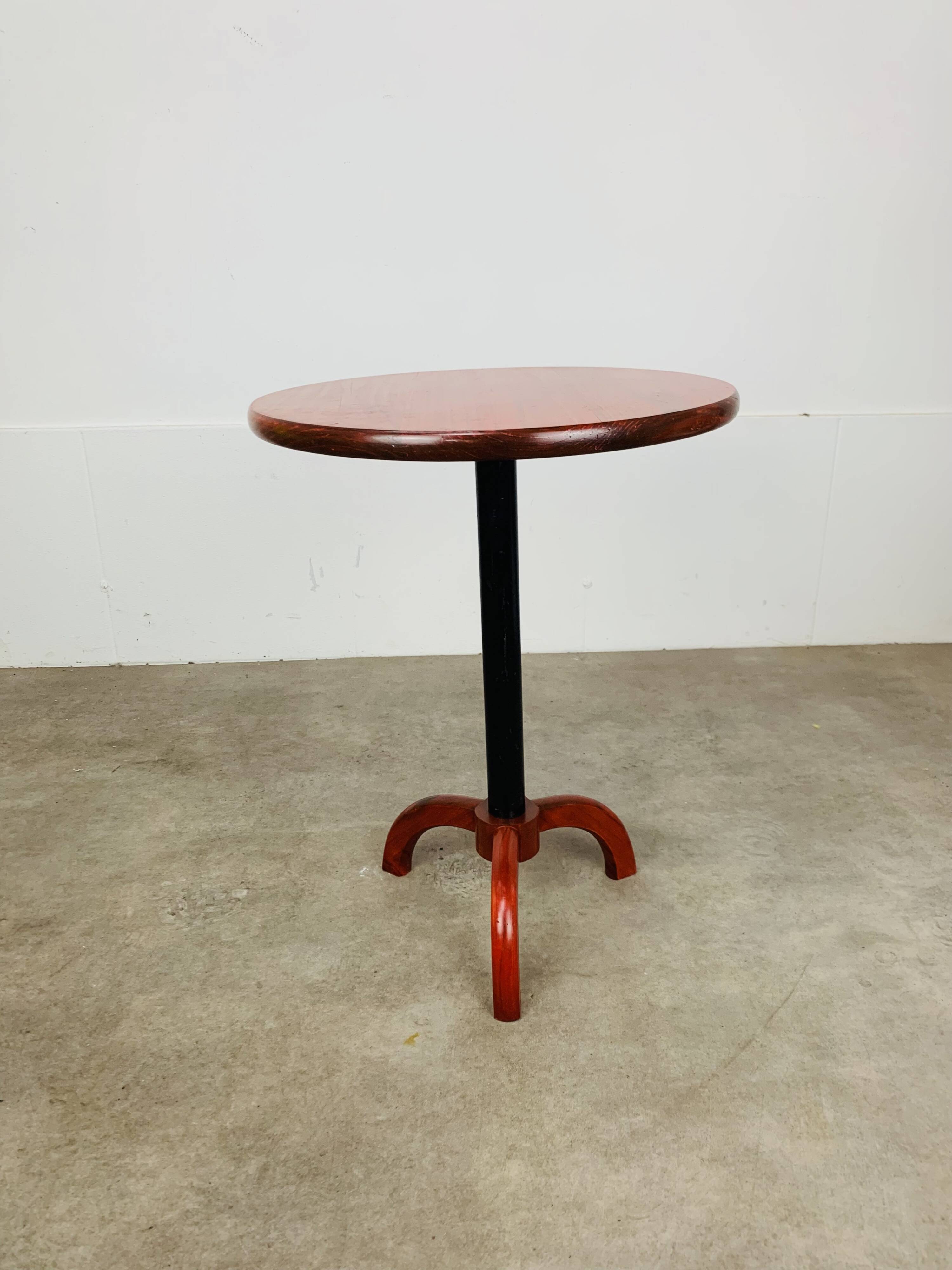 Table d'appoint tripode vintage en bois rouge et noir