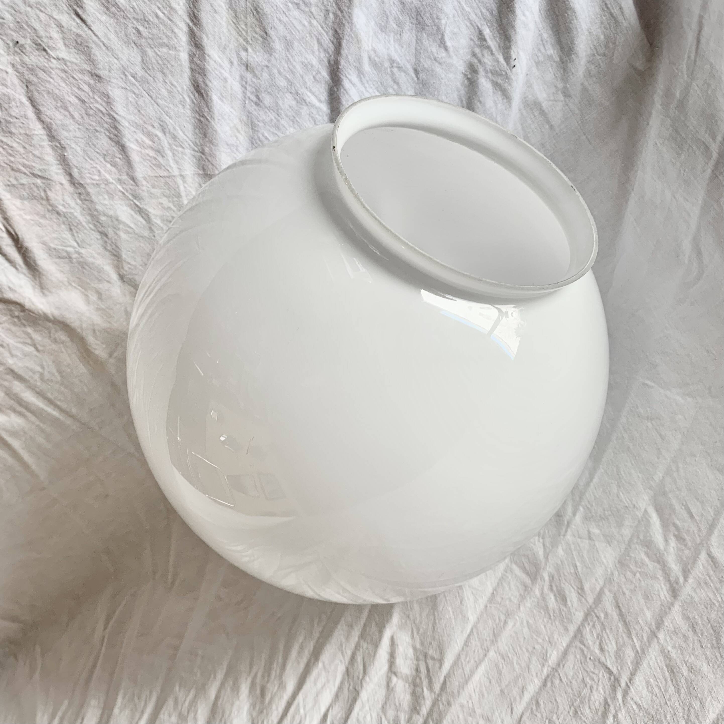 Globe boule vintage en opaline blanche - 28 cm