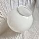 Globe boule vintage en opaline blanche - 28 cm