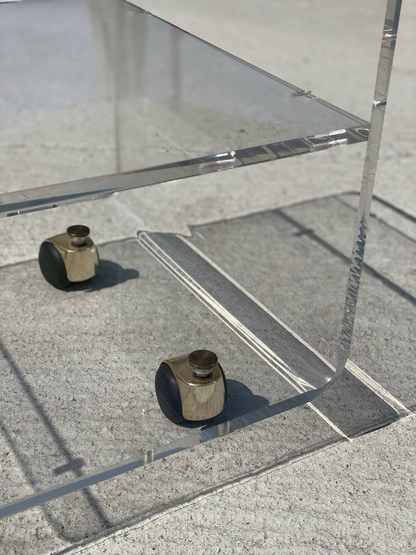 Table de dessert en plexiglas par David Lange – Les Invisibles du Marais, années 1970