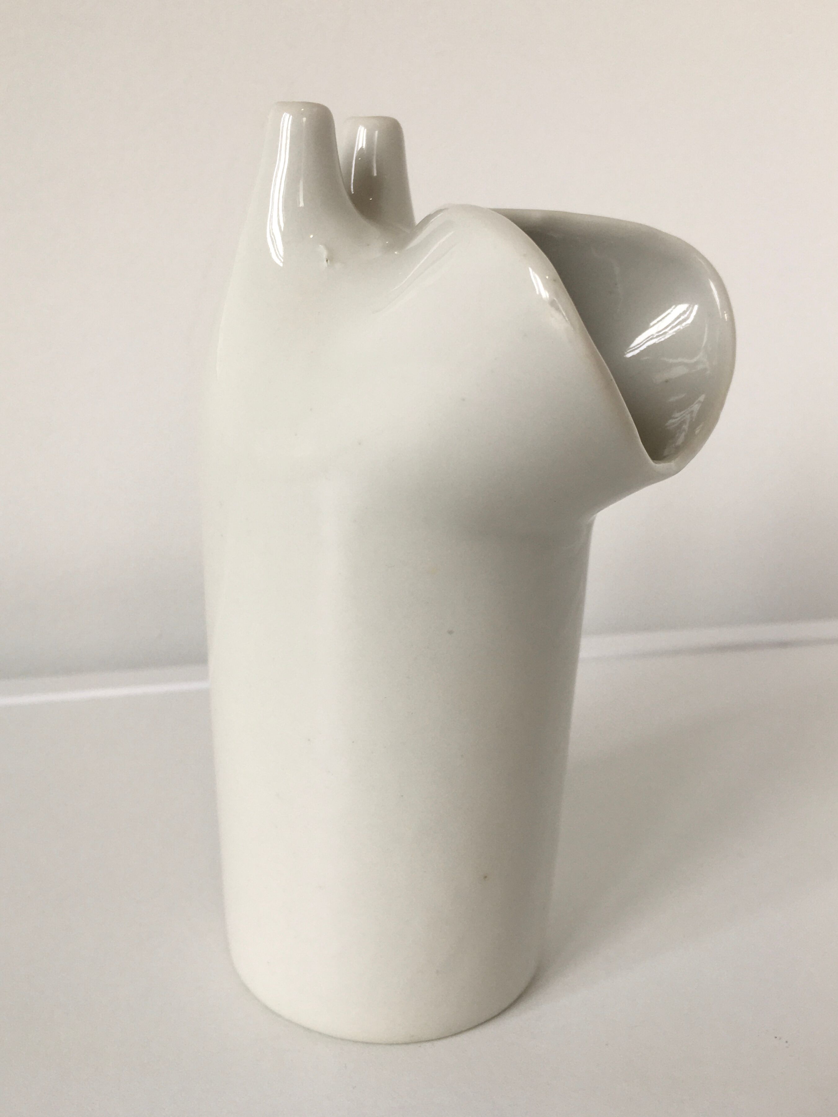 Zoomorphic vase made of a white porcelain inhaler