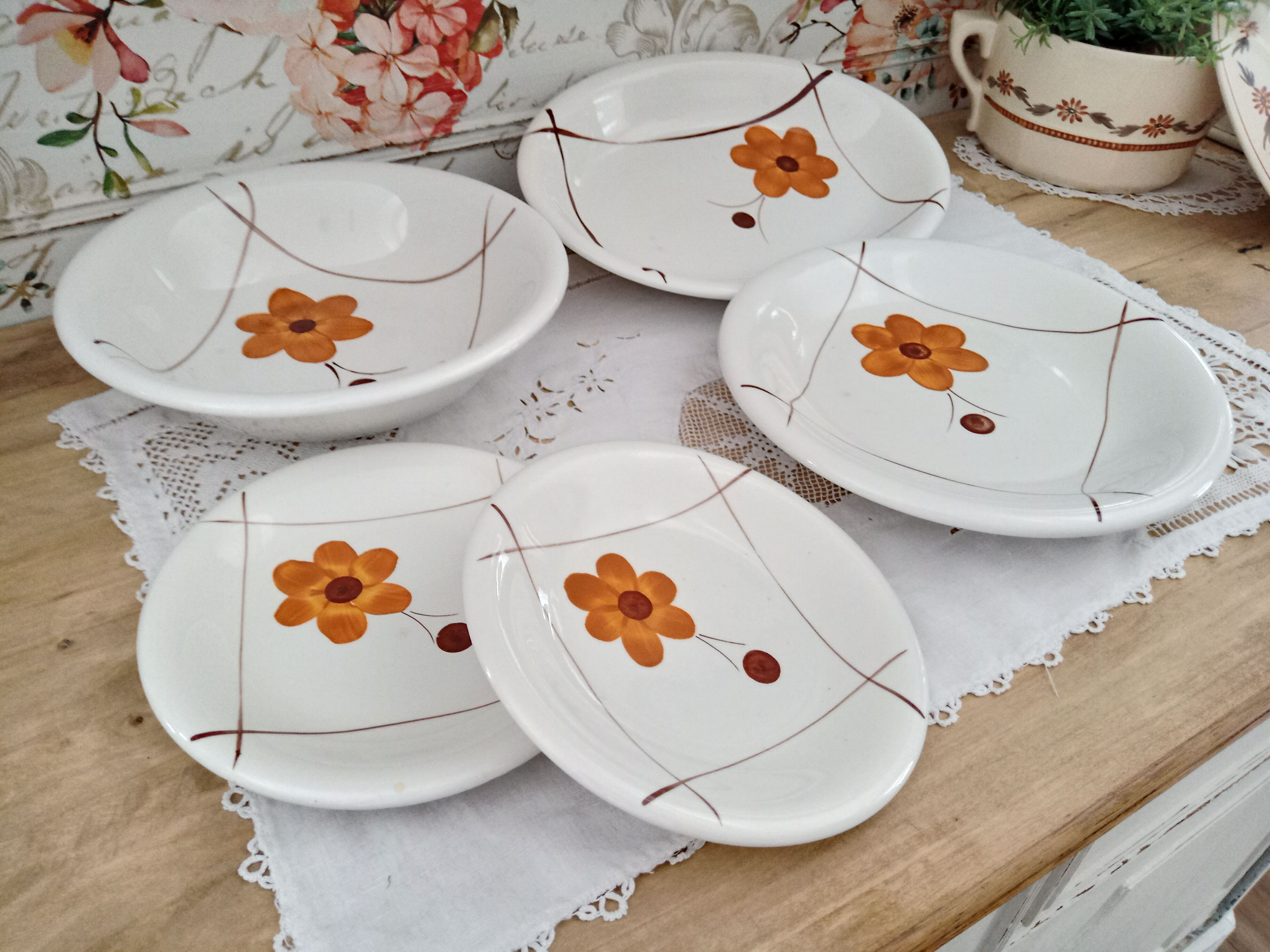 Set of vintage Italian dishes in ecru ceramic with daisy decoration "PRIMULA Made in Italy"