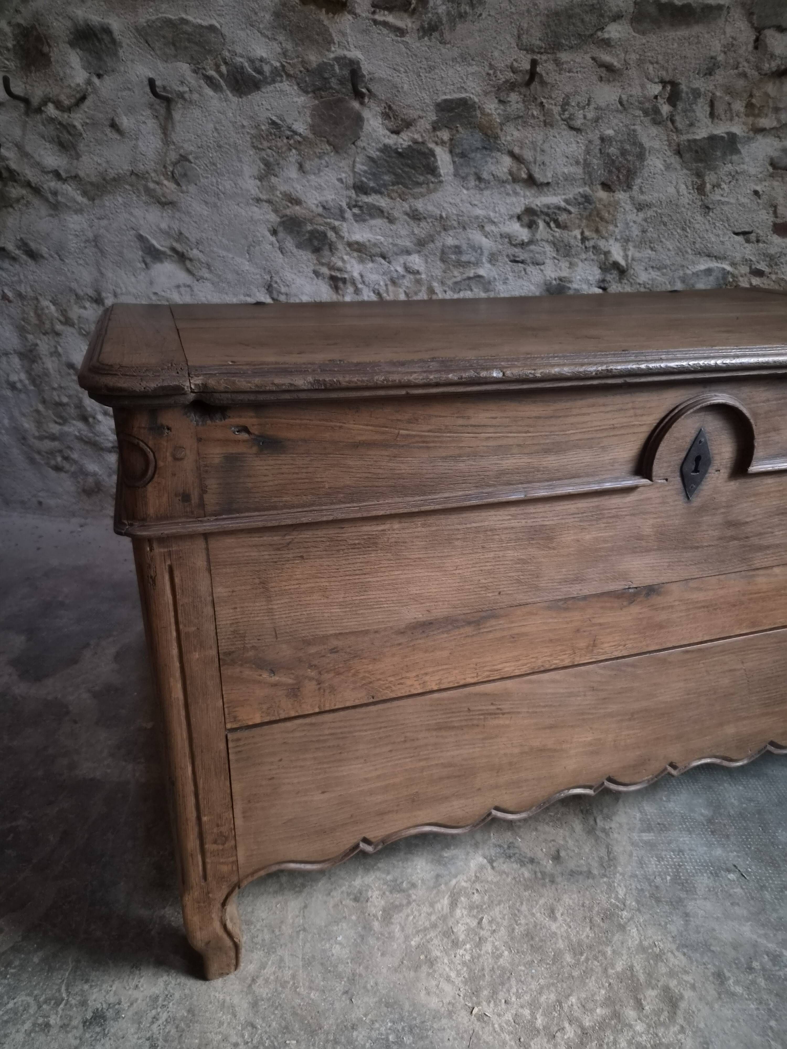 Antique marriage chest in oak / blanket chest – 18th century, Auvergne, France
