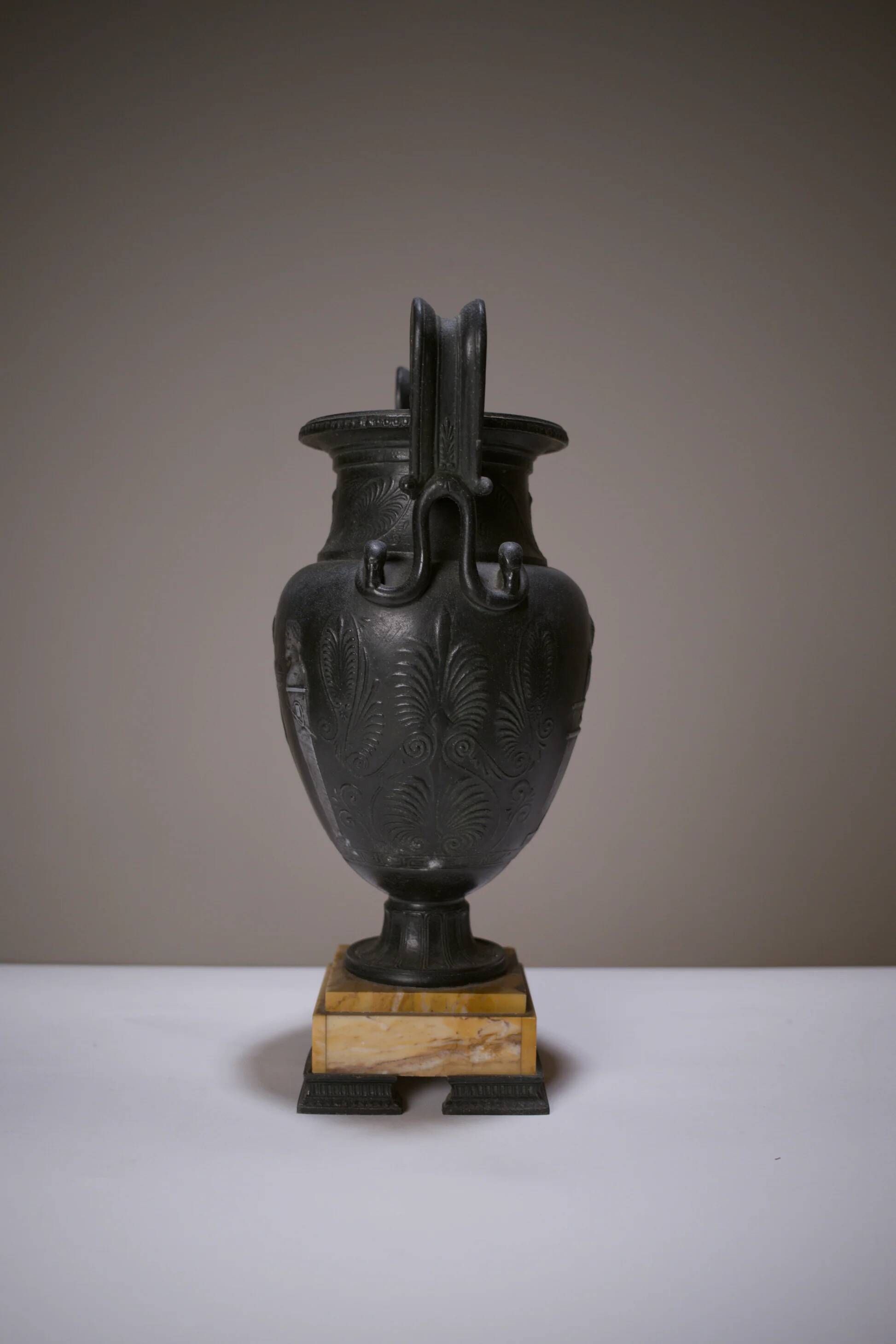 Paire de vases à l’antique, XIXe siècle
