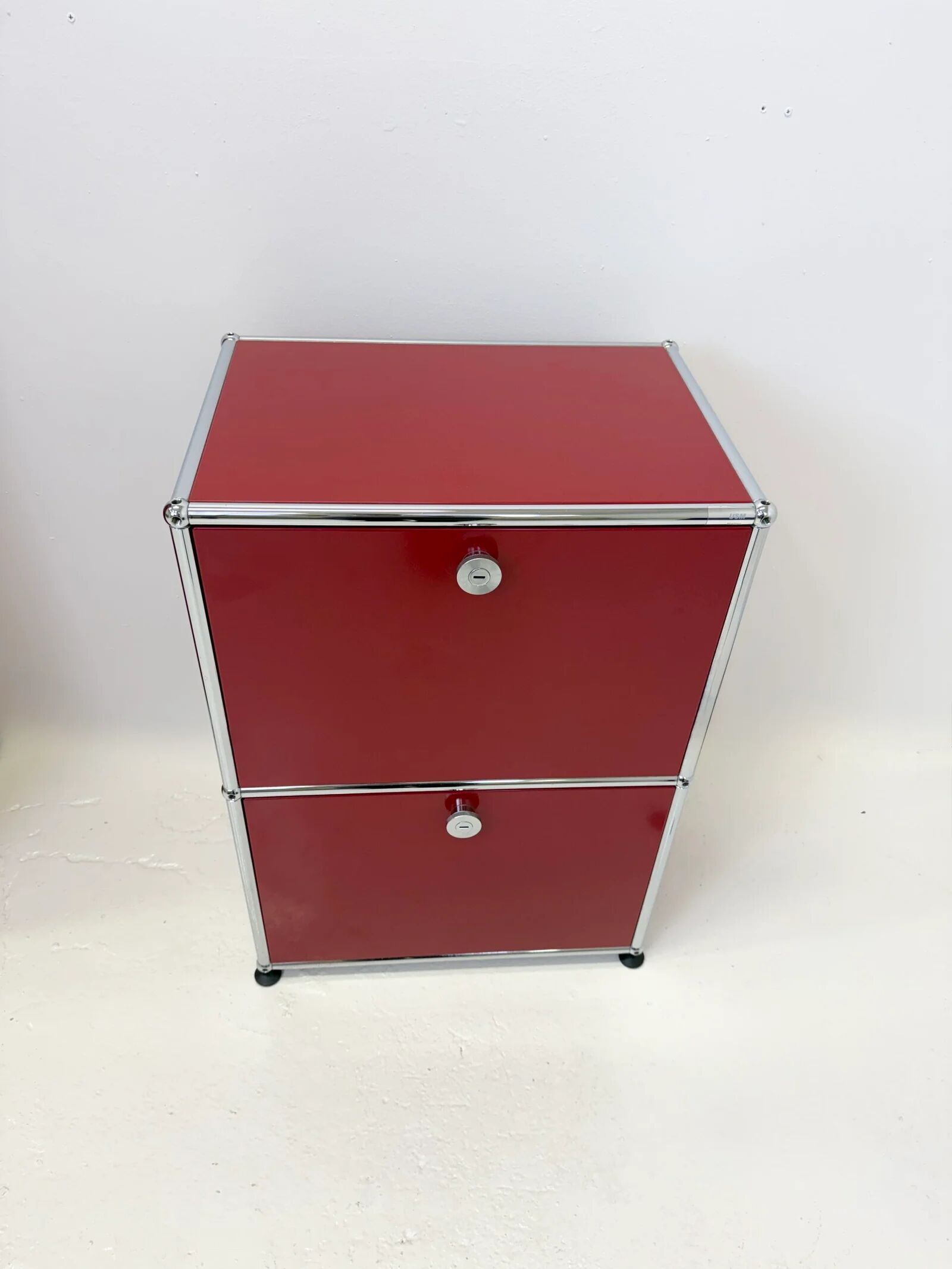 USM Haller "Ruby Red" – Side table (as new condition)