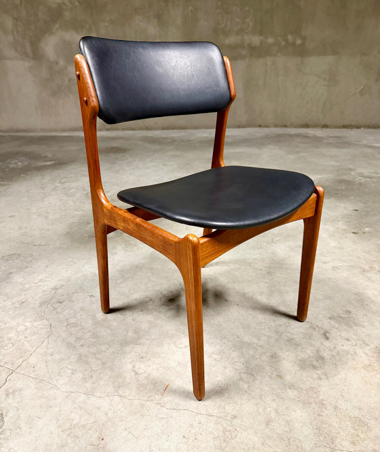 6 Erik Buch chairs