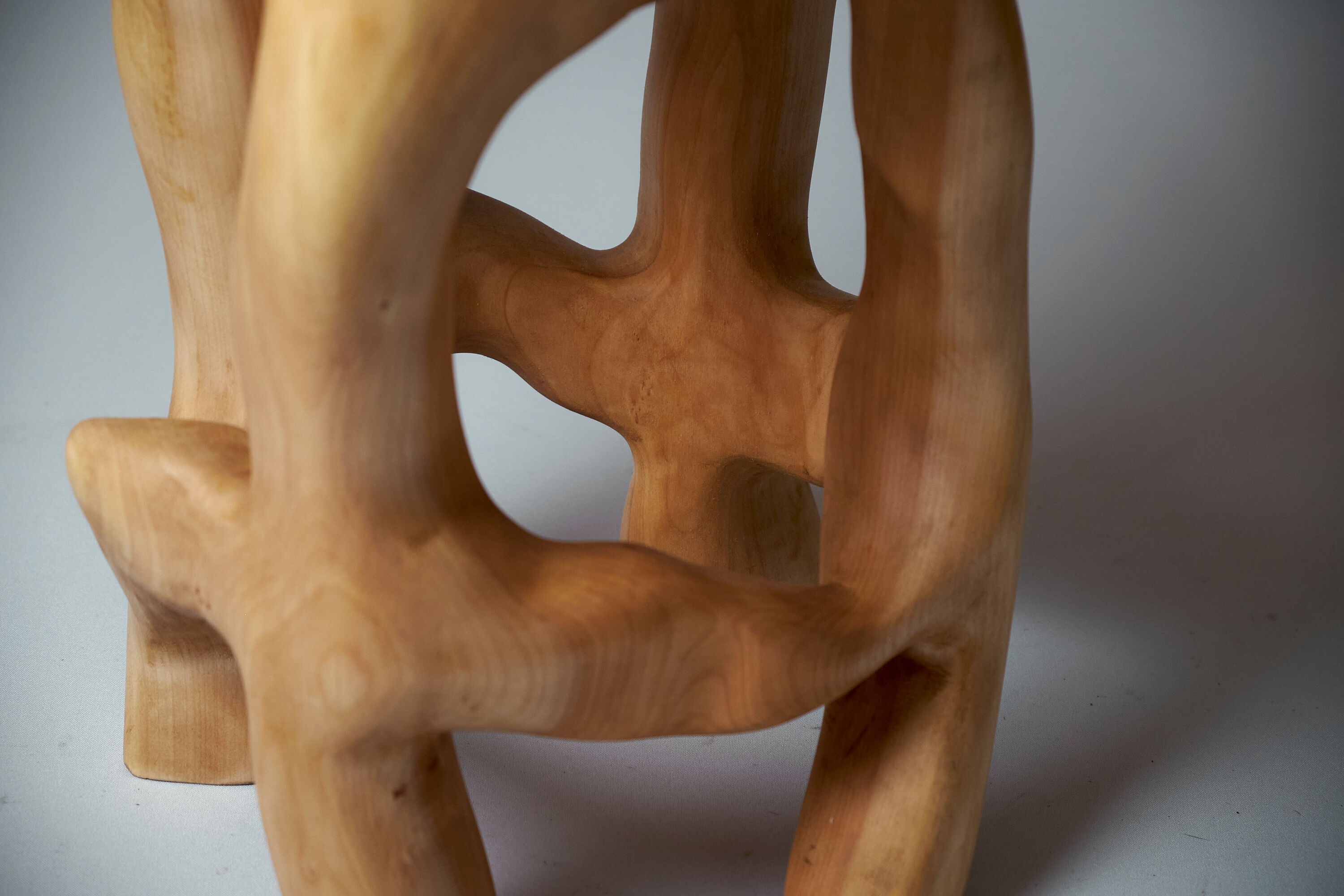 Tabouret sculpté unique à partir d'une seule pièce de bois