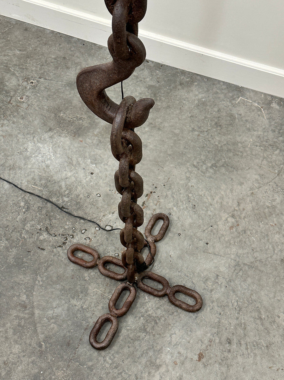 Brutalist cast iron & marine chain links floor lamp, France 1960s.