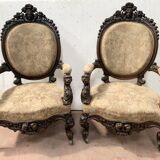Paire de fauteuils a médaillons en bois sculpté XIX siècle