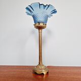 Lampe de table en bronze doré et bobèche en verre bleu