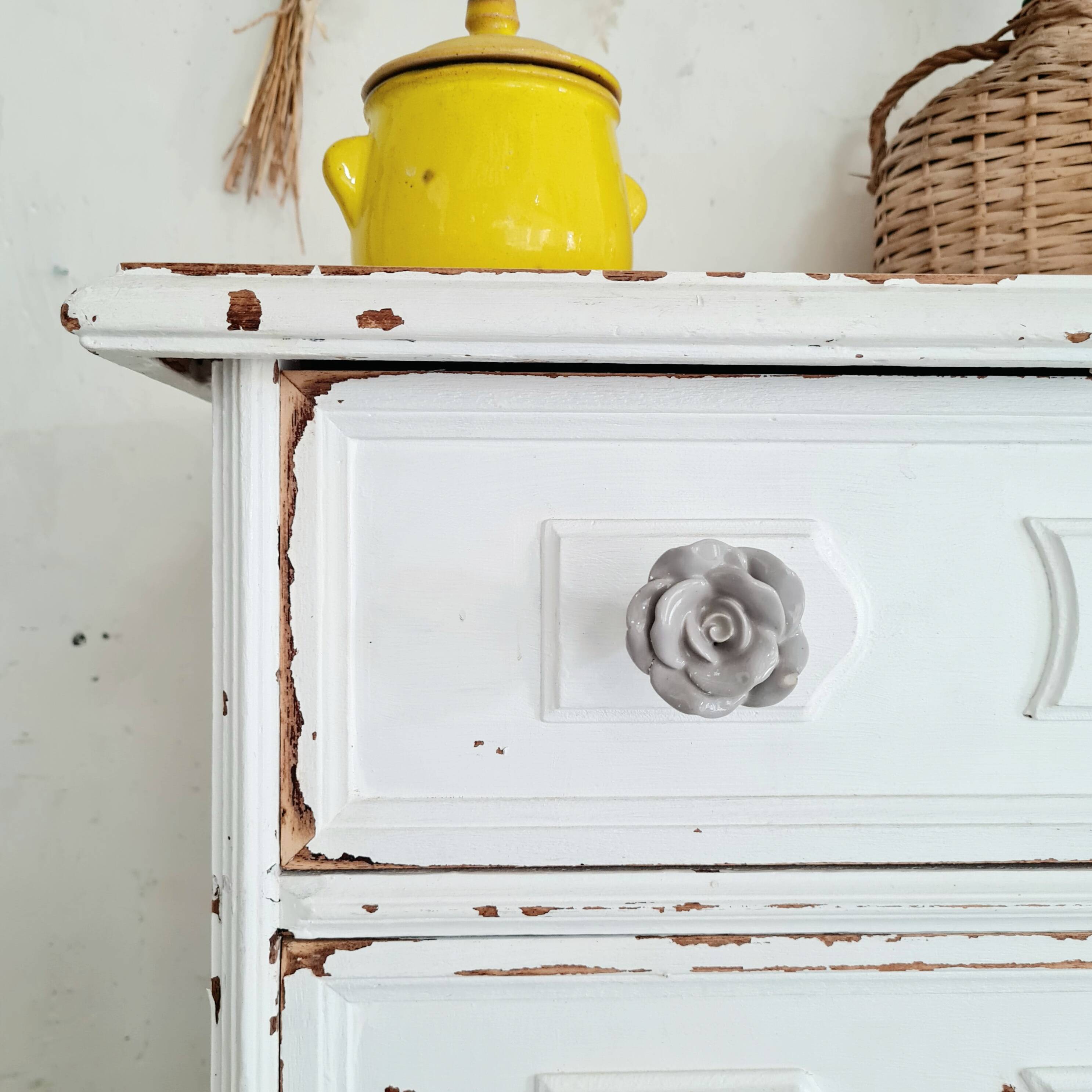 Commode haute blanche patinée