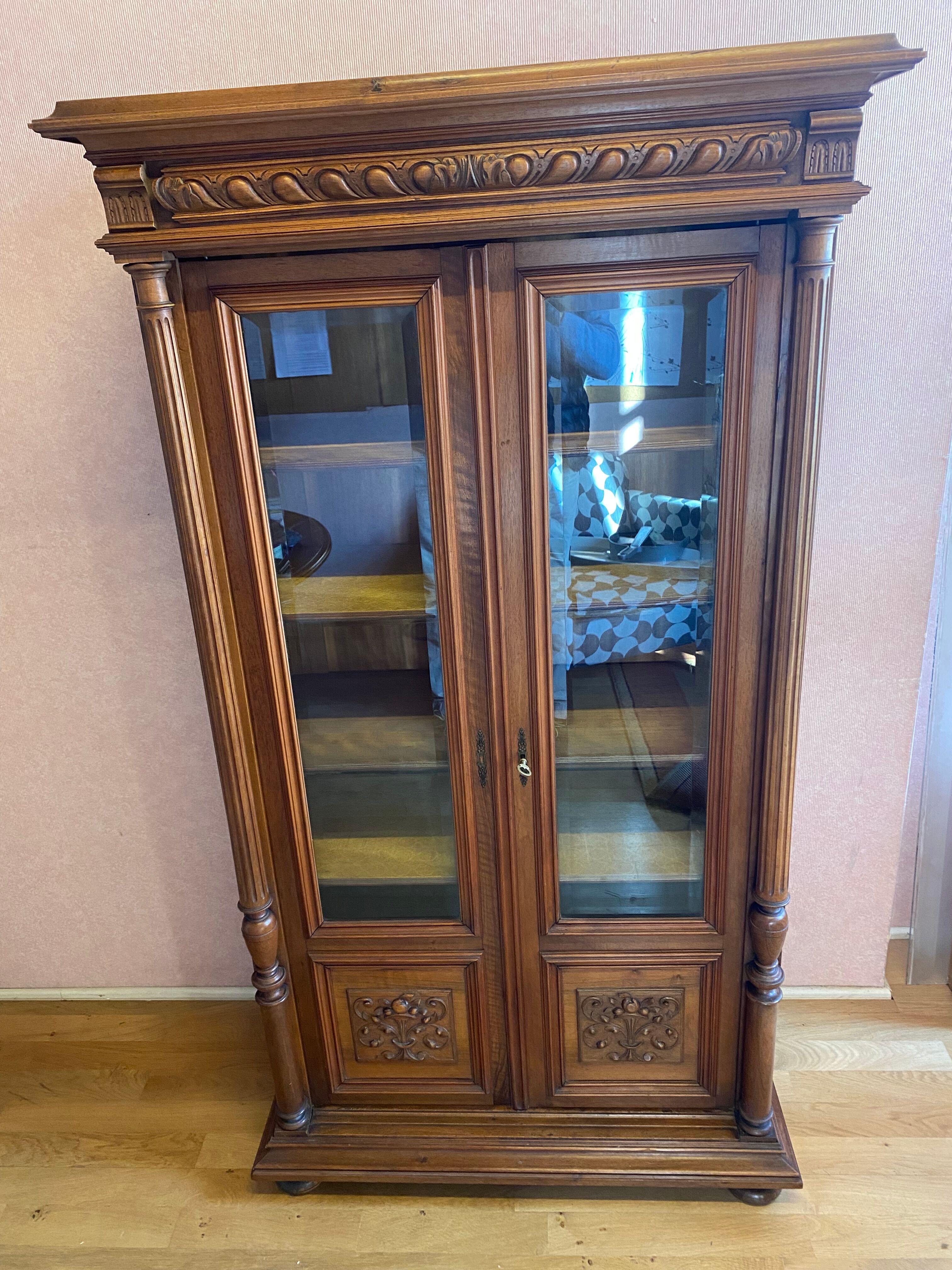 Vitrine noyer, verres biseautés