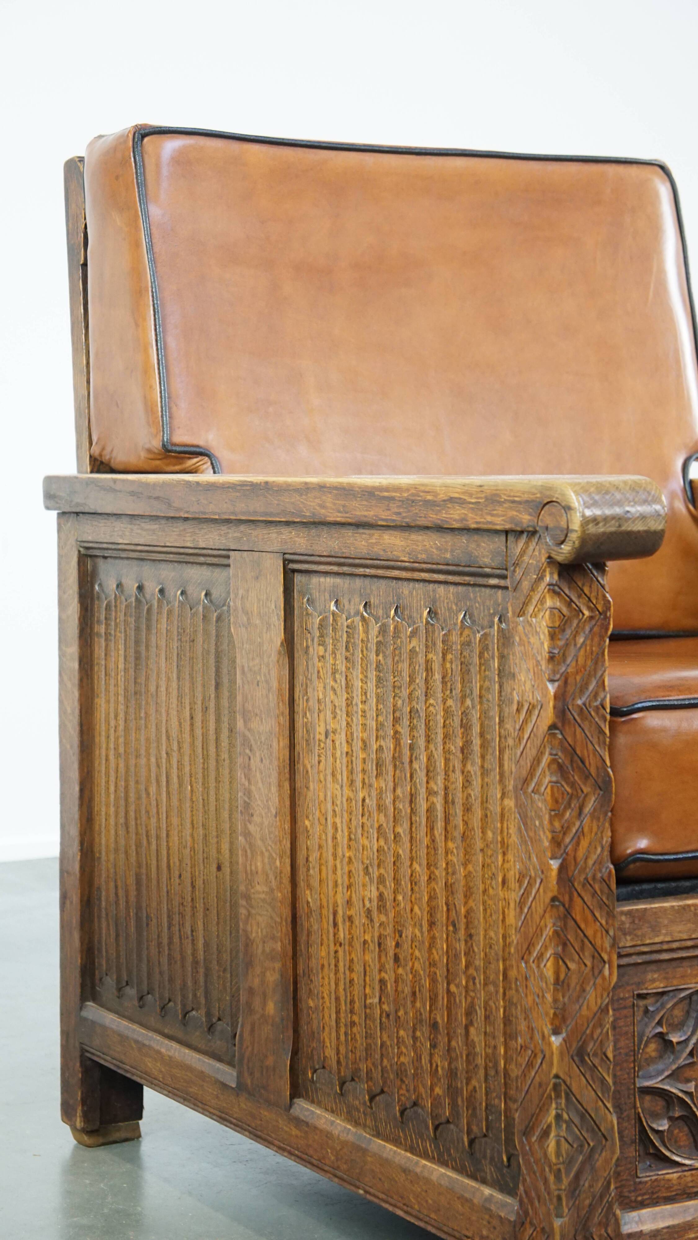 Fauteuil ancien en peau de mouton retapissée
