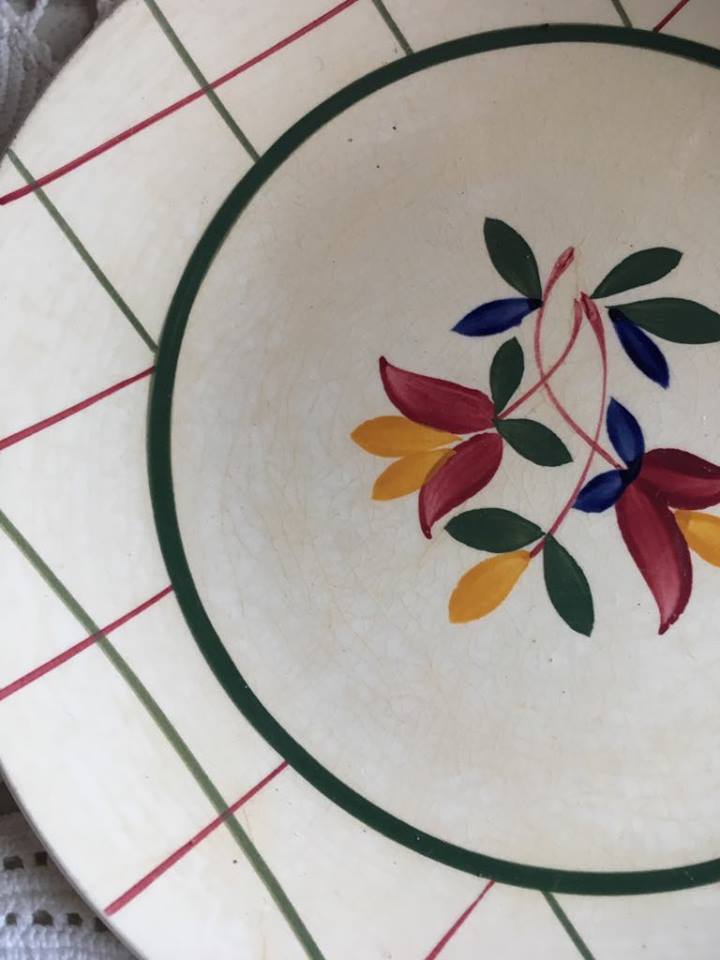 Set of eight plates desserten yellow green and red