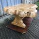 Table basse brutaliste en orme massif de fabrication artisanale