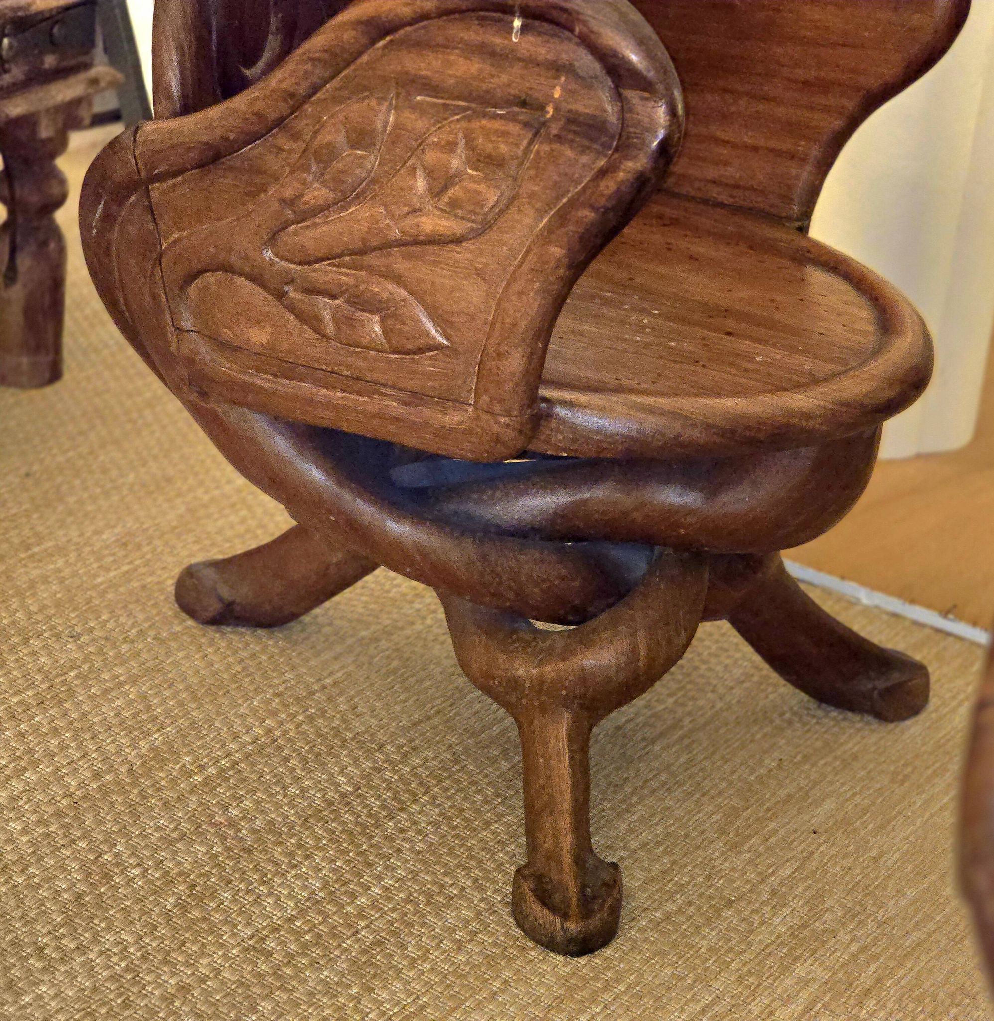 Chaises en bois plein sculpté inspiré des formes organiques par Gaudi