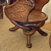 Chaises en bois plein sculpté inspiré des formes organiques par Gaudi