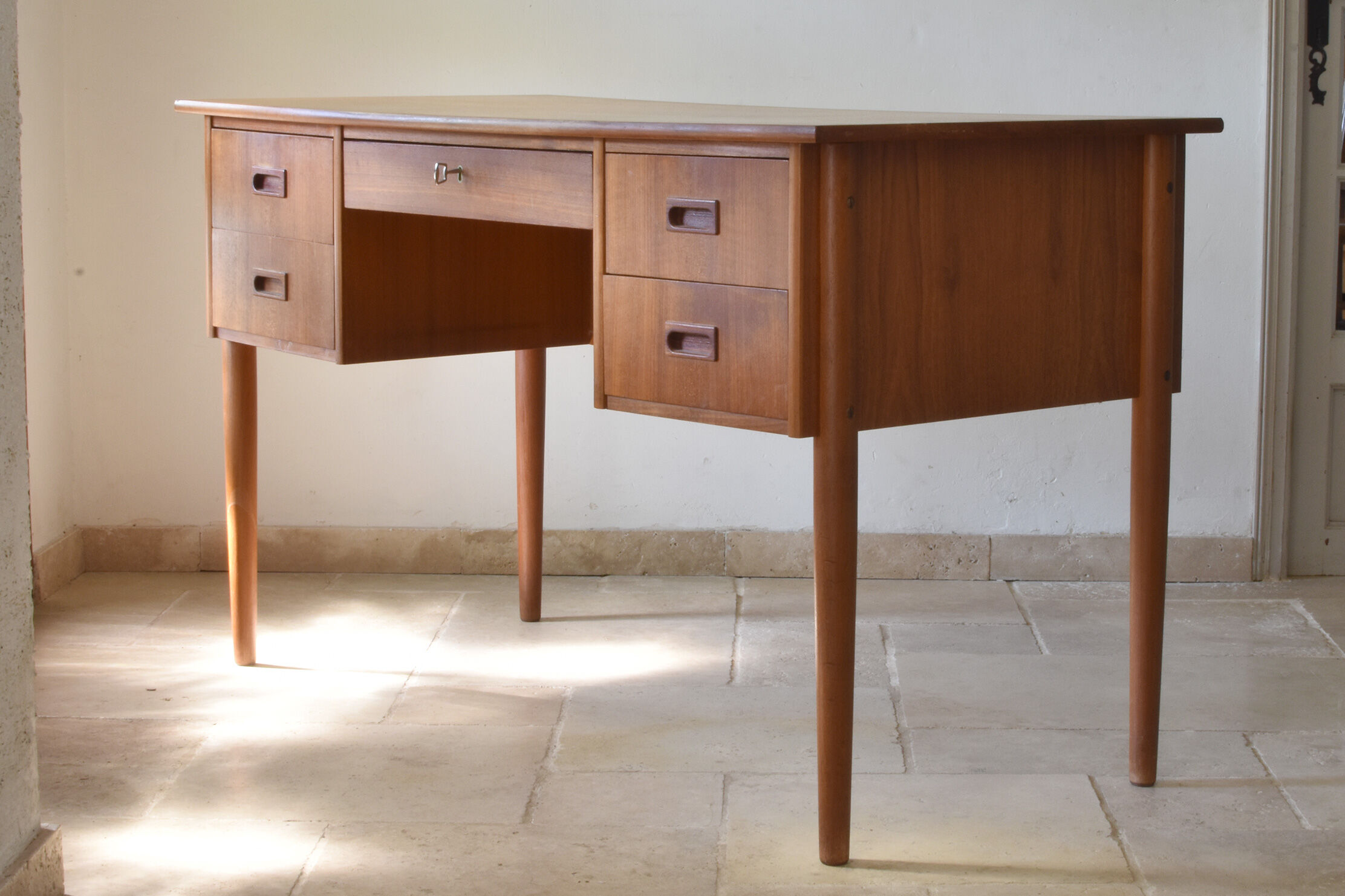 Scandinavian vintage office and chair - 60s