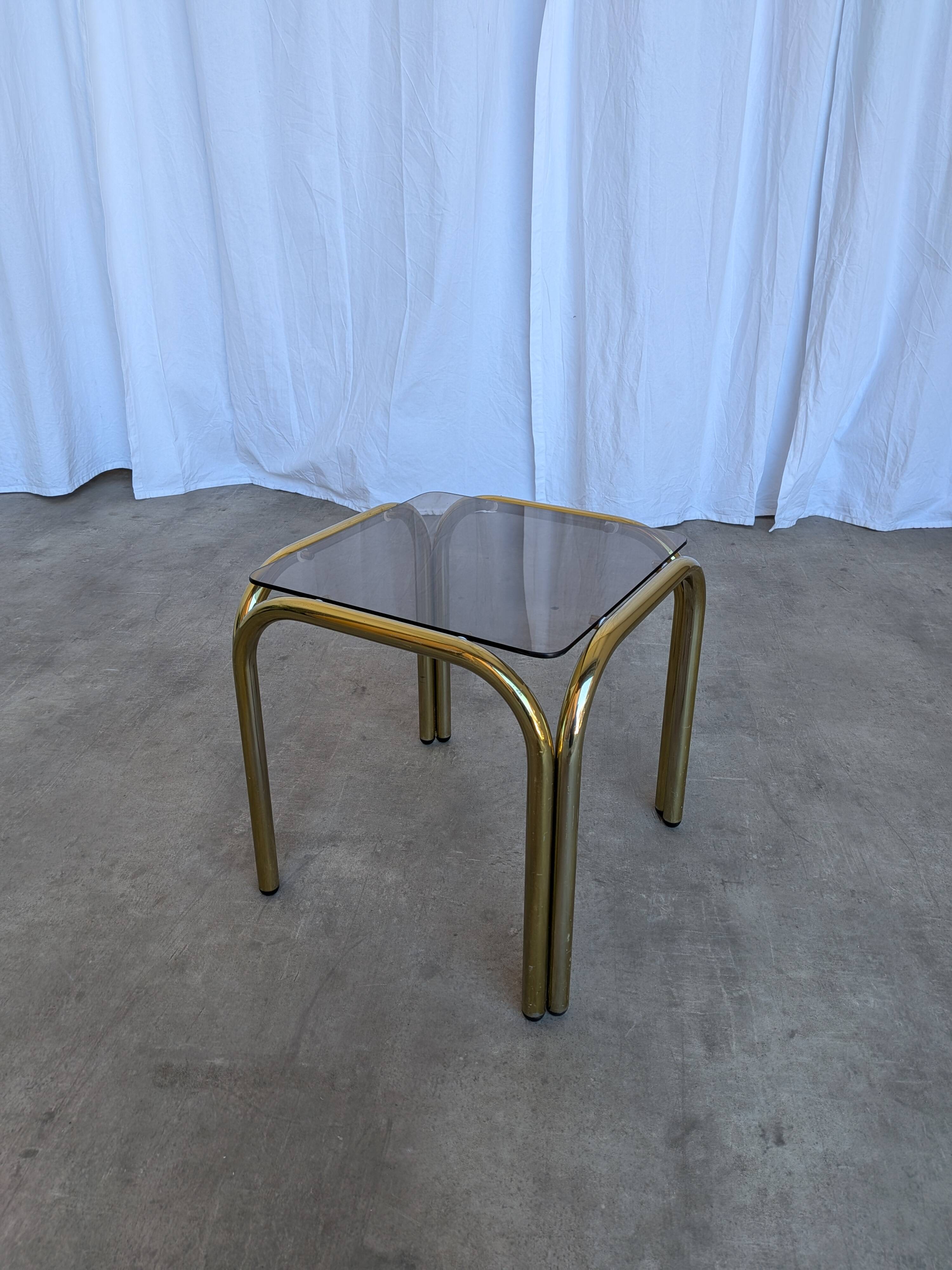 Table basse vintage en laiton et verre fumé / Moderne italien du milieu du siècle