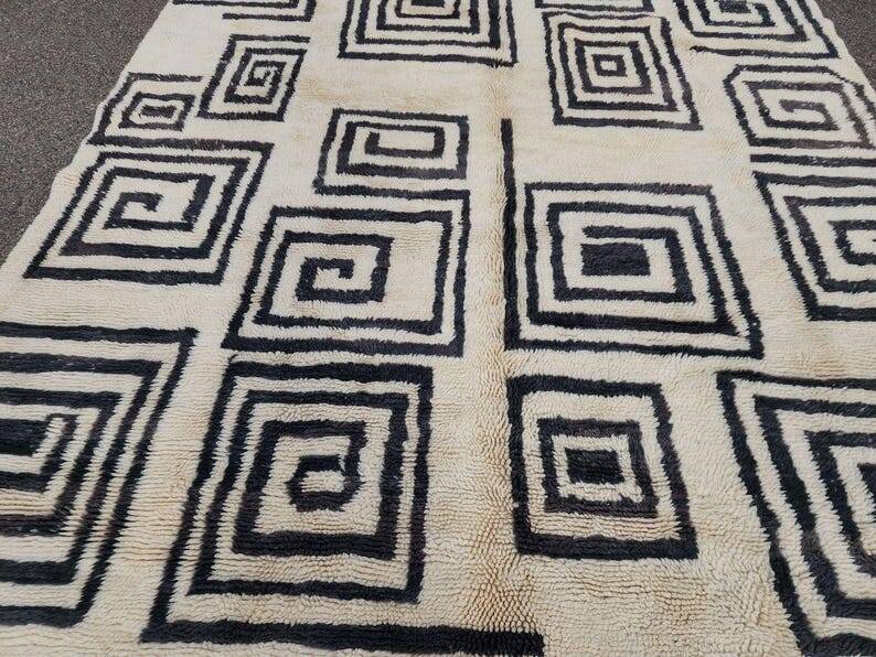 Moroccan Berber rug in cream and black 300x200 cm – spiral geometric pattern